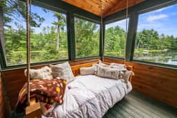 Hillcroft Landing | Winnie Waterfront | 5 Bed 4ba - Image 3