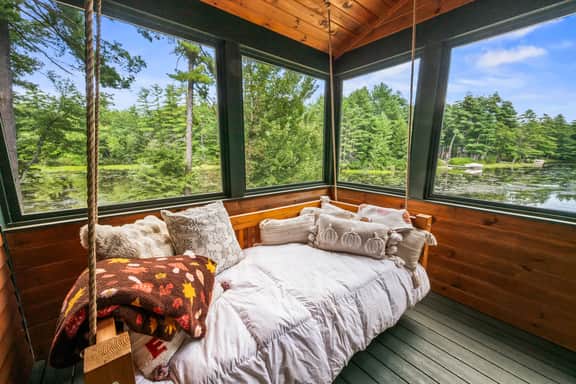 Hillcroft Landing | Winnie Waterfront | 5 Bed 4ba - Image 3