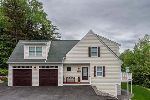 The Valley Estate | Hot Tub | Prime Location!